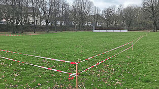 Auf der Liegewiese des Aquatherm ist die vom Volleyballverein Nawaro gew&uuml;nschte Maximall&ouml;sung ausgesteckt. Die Stadtwerke haben dem Verein eine kleinere Alternative vorgeschlagen. F&uuml;r den Erhalt der Liegewiese f&uuml;r die G&auml;ste des Freibads gibt es eine Online-Petition, die bisher 616 Menschen unterschrieben haben.
