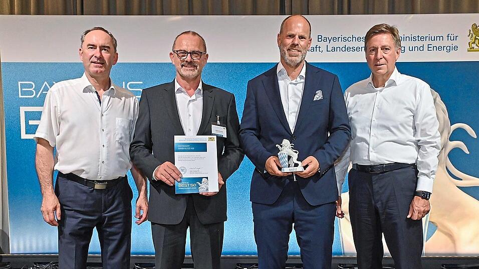 Wirtschaftsminister Hubert Aiwanger, Michael Kerscher und Dr. Alexander Artmann von der Firma Microart sowie Professor Dr. Thomas Edenhofer, Vorsitzender der Jury (von links). Wirtschaftsminister Hubert Aiwanger, Michael Kerscher und Dr. Alexander Artmann von der Firma Microart sowie Professor Dr. Thomas Edenhofer, Vorsitzender der Jury (von links).