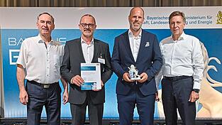 Wirtschaftsminister Hubert Aiwanger, Michael Kerscher und Dr. Alexander Artmann von der Firma Microart sowie Professor Dr. Thomas Edenhofer, Vorsitzender der Jury (von links). Wirtschaftsminister Hubert Aiwanger, Michael Kerscher und Dr. Alexander Artmann von der Firma Microart sowie Professor Dr. Thomas Edenhofer, Vorsitzender der Jury (von links).