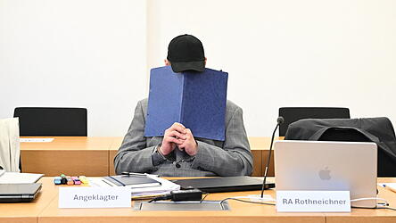 Der Angeklagte schweigt beim Prozessauftakt.