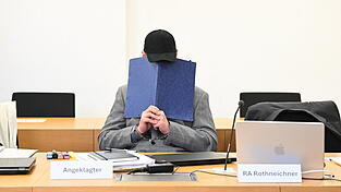 Der Angeklagte schweigt beim Prozessauftakt.
