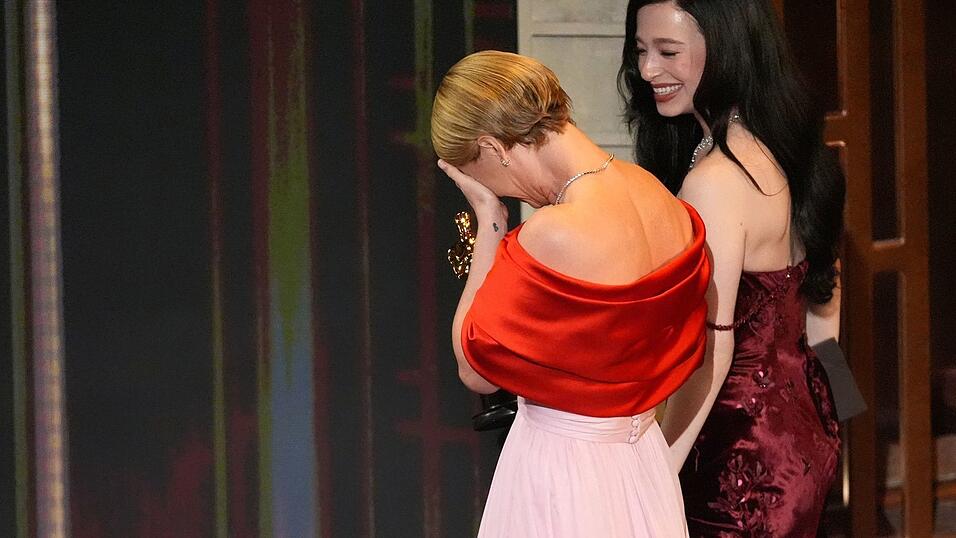 Jessie Buckley mit der Gewinnerin des Vorjahres, Mikey Madison. Jessie Buckley mit der Gewinnerin des Vorjahres, Mikey Madison.