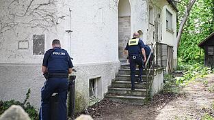 Einsatzkr&auml;fte der Polizei ermitteln bei einem leerstehenden Geb&auml;ude. Polizisten suchen im Allg&auml;u nach einem Jugendlichen - und finden eine Leiche. Die Beamten vermuten eine t&ouml;dliche Gewalttat.