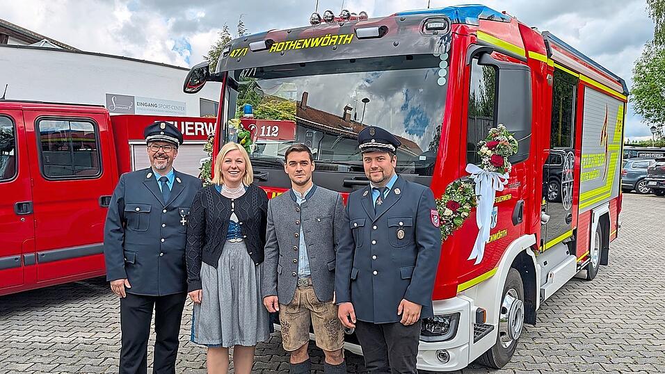 Mit der symbolischen &Uuml;berreichung des Schl&uuml;ssels wurde das neue L&ouml;schfahrzeug offiziell in den Dienst der Rothenw&ouml;rther Wehr &uuml;bergeben: Kommandant Josef Stra&szlig;burger (von links), B&uuml;rgermeisterin Doris Wimmer, zweiter B&uuml;rgermeister Michael Scheidhammer und Vorstzender Robert Hahn.