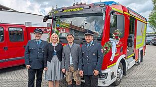 Mit der symbolischen Überreichung des Schlüssels wurde das neue Löschfahrzeug offiziell in den Dienst der Rothenwörther Wehr übergeben: Kommandant Josef Straßburger (von links), Bürgermeisterin Doris Wimmer, zweiter Bürgermeister Michael Scheidhammer und Vorstzender Robert Hahn. Mit der symbolischen Überreichung des Schlüssels wurde das neue Löschfahrzeug offiziell in den Dienst der Rothenwörther Wehr übergeben: Kommandant Josef Straßburger (von links), Bürgermeisterin Doris Wimmer, zweiter Bürgermeister Michael Scheidhammer und Vorstzender Robert Hahn.