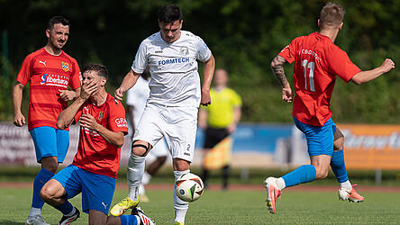 Der TSV Bogen (in Wei&szlig;) hat den ersten Sieg in der Landesliga Mitte in der Saison 2026/27 sicher.