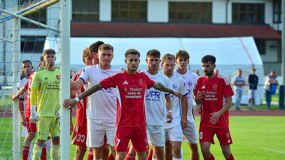 Das Hinspiel zwischen dem TSV Seebach (rote Trikots) und dem FC Dingolfing (in Weiß) endete mit 5:1 für die Seidl-Elf - allein das sagt vieles über die Verfassung der beiden Teams in dieser Saison aus. Das Hinspiel zwischen dem TSV Seebach (rote Trikots) und dem FC Dingolfing (in Weiß) endete mit 5:1 für die Seidl-Elf - allein das sagt vieles über die Verfassung der beiden Teams in dieser Saison aus.
