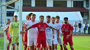 Das Hinspiel zwischen dem TSV Seebach (rote Trikots) und dem FC Dingolfing (in Wei&szlig;) endete mit 5:1 f&uuml;r die Seidl-Elf - allein das sagt vieles &uuml;ber die Verfassung der beiden Teams in dieser Saison aus.