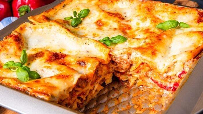 Das Gericht Lasagne al forno stammt aus Bologna, daher ist es auch besser bekannt als Lasagne Bolognese. Die breiten Nudelplatten lassen sich statt mit Hackfleisch und Soße auch anders schichten. Wie wäre es mal mit einer Leberkäs-Lasagne? Das Gericht Lasagne al forno stammt aus Bologna, daher ist es auch besser bekannt als Lasagne Bolognese. Die breiten Nudelplatten lassen sich statt mit Hackfleisch und Soße auch anders schichten. Wie wäre es mal mit einer Leberkäs-Lasagne?