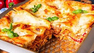 Das Gericht Lasagne al forno stammt aus Bologna, daher ist es auch besser bekannt als Lasagne Bolognese. Die breiten Nudelplatten lassen sich statt mit Hackfleisch und Soße auch anders schichten. Wie wäre es mal mit einer Leberkäs-Lasagne?