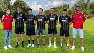 Teammanager Johannes Köberl (ganz links) und Trainer Andreas Kussinger (ganz rechts) freuen sich über die Neuzugänge (von links) Julian Graßl, Julian Hausladen, Christian Mühlbauer, Philip Schwarz und Andreas Kussinger.