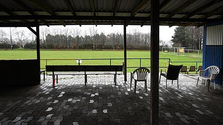 Leere Fußballplätze ohne Zuschauer: Auf die Anlagen in Falkenfels, bei den Plattlinger Kickers oder Beutelbach trifft das zu - Die Klubs haben sich vom Spielbetrieb zurückgezogen. (Symbolfoto)