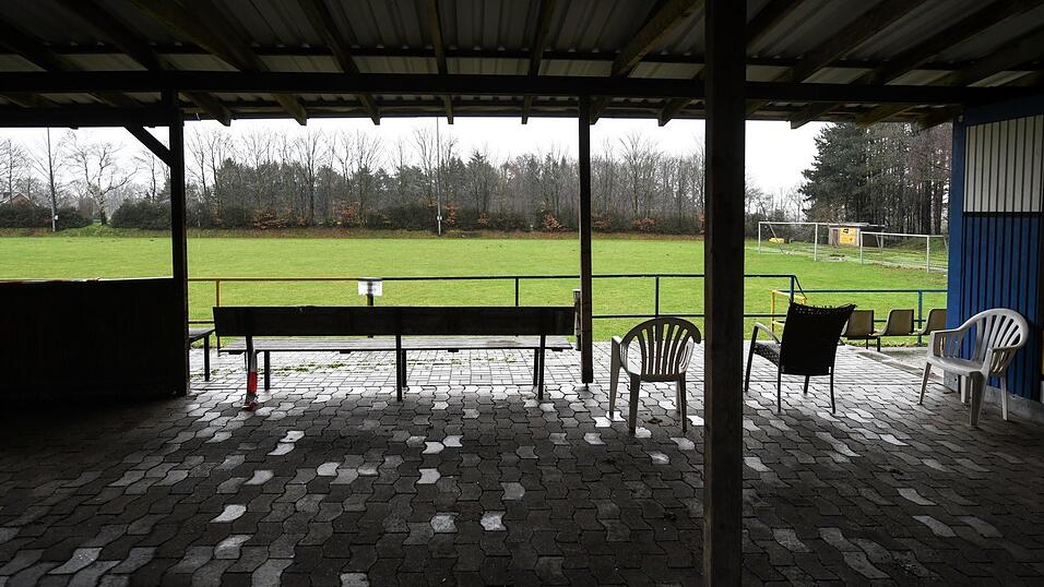 Leere Fußballplätze ohne Zuschauer: Auf die Anlagen in Falkenfels, bei den Plattlinger Kickers oder Beutelbach trifft das zu - Die Klubs haben sich vom Spielbetrieb zurückgezogen. (Symbolfoto)