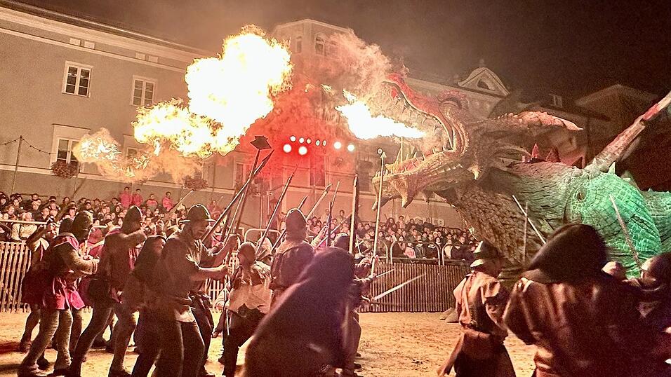 Eindr&uuml;cke von der Gruppe 'blau', die am Freitagabend die Drachenstich-Premiere gespielt hat.