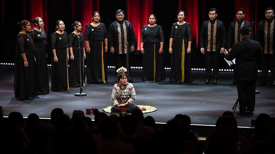 Mit einem Philippinischen Chor beginnt die Eröffnungsfeier. Mit einem Philippinischen Chor beginnt die Eröffnungsfeier.