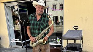 Nico aus Darmstadt alias &bdquo;Saxy Cowboy&ldquo; ist noch bis Donnerstag am Stadtplatz vertreten.
