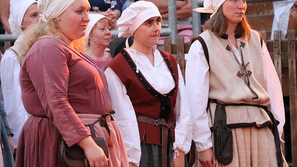 Bilder der Gruppe 'Gr&uuml;n' des Drachenstich-Festspiels.