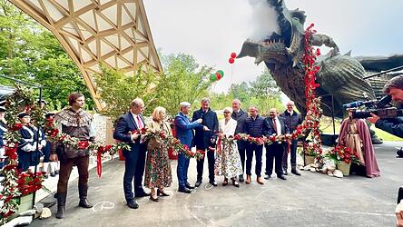 Punkt 10.59 Uhr hat Ministerpr&auml;sident Markus S&ouml;der das Blumenband durchtrennt und damit die Landesgartenschau 2025 in Furth im Wald er&ouml;ffnet.&nbsp;