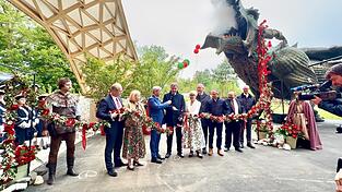 Punkt 10.59 Uhr hat Ministerpr&auml;sident Markus S&ouml;der das Blumenband durchtrennt und damit die Landesgartenschau 2025 in Furth im Wald er&ouml;ffnet.&nbsp;