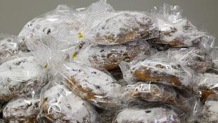 Christstollen sind besonders zur Weihnachtszeit beliebt. Das Gebäck muss luftdicht verpackt werden, weil es sonst schnell austrocknen und seine saftige Konsistenz verlieren würde.