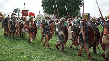 An diesem Wochenende marschieren sie wieder: Die Darsteller von Legion&auml;ren und Hilfstruppen.