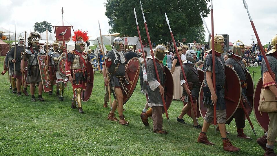 An diesem Wochenende marschieren sie wieder: Die Darsteller von Legion&auml;ren und Hilfstruppen.