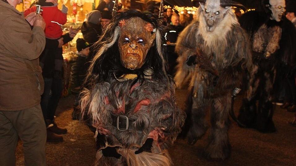 Die Perchtengruppe 'Frisinger Fratz'n' trat am Mittwochabend auf dem Landshuter Christkindlmarkt auf. Die Perchtengruppe 'Frisinger Fratz'n' trat am Mittwochabend auf dem Landshuter Christkindlmarkt auf.