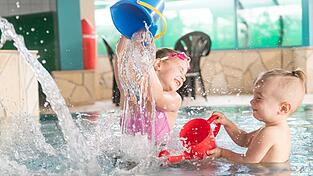 Beim Planschen lernen Kinder spielerisch den Umgang mit Wasser.
