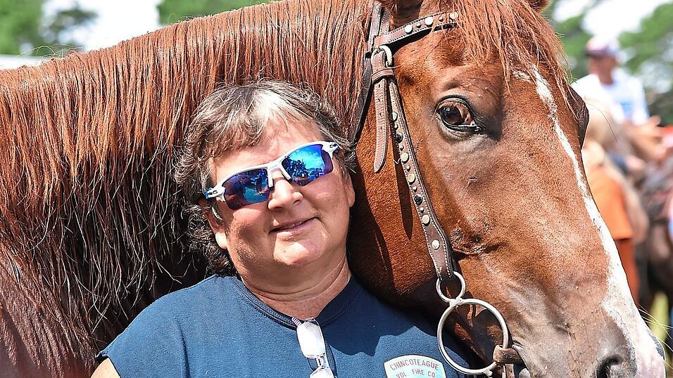 Chincoteague-Feuerwehrfrau und 'Saltwater-Cowgirl' Denise Bowden Chincoteague-Feuerwehrfrau und 'Saltwater-Cowgirl' Denise Bowden
