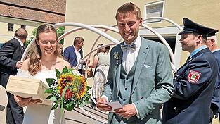 Nach der kirchlichen Trauung wurde das Paar mit einem Ehrenspalier empfangen.