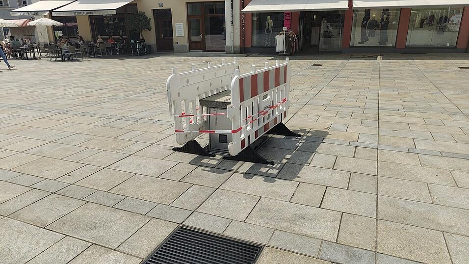 Von Schrankenzäunen umstellt steht der Senkelektrant ausgefahren am Neupfarrplatz. Von Schrankenzäunen umstellt steht der Senkelektrant ausgefahren am Neupfarrplatz.