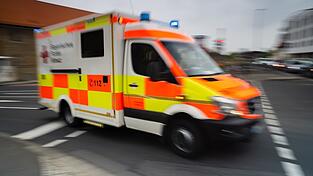 Drei Personen kamen verletzt in ein Krankenhaus. (Symbolbild)