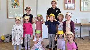 Acht Mädchen und ein Junge machten beim Ferienprogramm der Gemeinde Niederaichbach mit, sie tanzten.