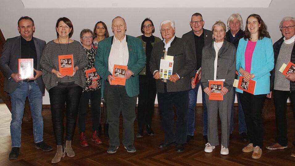 Heimatpfleger und Autor Fritz Jörgl ((Sechster von links) mit Gastautoren, Unterstützern und Wegbegleitern bei seiner Buchpräsentation. Heimatpfleger und Autor Fritz Jörgl ((Sechster von links) mit Gastautoren, Unterstützern und Wegbegleitern bei seiner Buchpräsentation.