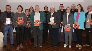 Heimatpfleger und Autor Fritz Jörgl ((Sechster von links) mit Gastautoren, Unterstützern und Wegbegleitern bei seiner Buchpräsentation. Heimatpfleger und Autor Fritz Jörgl ((Sechster von links) mit Gastautoren, Unterstützern und Wegbegleitern bei seiner Buchpräsentation.