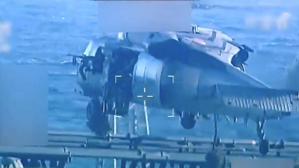 Ein Hubschrauber flog die Soldaten zu dem Schiff. Ein Hubschrauber flog die Soldaten zu dem Schiff.