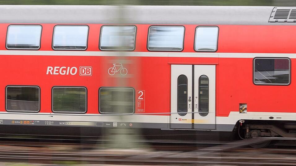 Ein Mitarbeiter der Deutschen Bahn wurde bei einer Ticketkontrolle t&ouml;dlich verletzt. (Symbolbild)