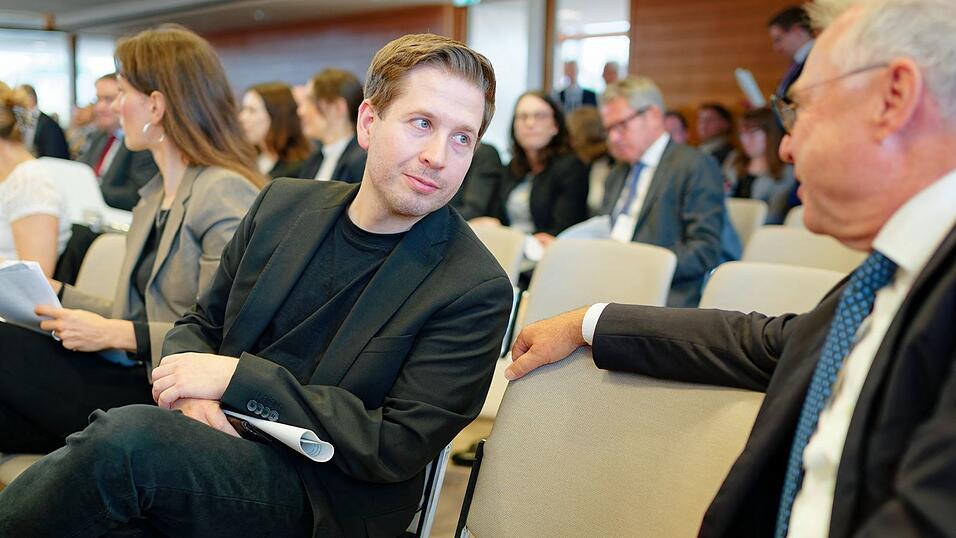 Kühnert kritisiert die Steuervorteile für große Betriebe. Kühnert kritisiert die Steuervorteile für große Betriebe.