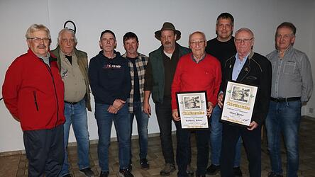 F&uuml;r 20 beziehungsweise 50 Jahre durften Mitglieder die Ehrennadel in Silber und Gold entgegennehmen. Es waren nicht alle Geehrten anwesend.