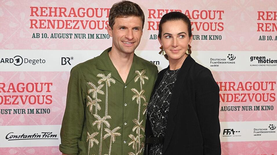 Nach fast 17 Jahren Ehe: Thomas und Lisa Müller gehen nun auch offiziell getrennte Wege. (Archivbild) Nach fast 17 Jahren Ehe: Thomas und Lisa Müller gehen nun auch offiziell getrennte Wege. (Archivbild)