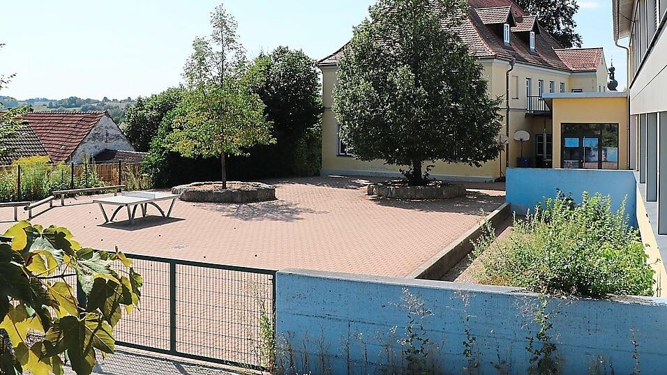 Blick in den Pausenhof der Grundschule, der eine Umgestaltung erfährt. Auch der Erweiterungsbau der Mittagsbetreuung wird dort künftig seinen Platz finden. Dieser wird dem alten Schulgebäude nach Osten hin angegliedert. Der große Baum wird dafür weichen müssen. Blick in den Pausenhof der Grundschule, der eine Umgestaltung erfährt. Auch der Erweiterungsbau der Mittagsbetreuung wird dort künftig seinen Platz finden. Dieser wird dem alten Schulgebäude nach Osten hin angegliedert. Der große Baum wird dafür weichen müssen.