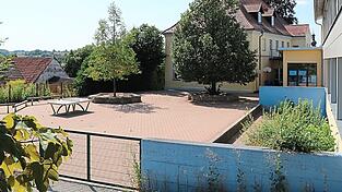 Blick in den Pausenhof der Grundschule, der eine Umgestaltung erfährt. Auch der Erweiterungsbau der Mittagsbetreuung wird dort künftig seinen Platz finden. Dieser wird dem alten Schulgebäude nach Osten hin angegliedert. Der große Baum wird dafür weichen müssen. Blick in den Pausenhof der Grundschule, der eine Umgestaltung erfährt. Auch der Erweiterungsbau der Mittagsbetreuung wird dort künftig seinen Platz finden. Dieser wird dem alten Schulgebäude nach Osten hin angegliedert. Der große Baum wird dafür weichen müssen.