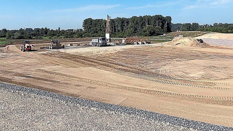 Im Polder Natternberg/Fischerdorf laufen derzeit die Vorarbeiten, bevor im Herbst der Bau des neuen Schöpfwerks Natternberg II beginnt. Im Polder Natternberg/Fischerdorf laufen derzeit die Vorarbeiten, bevor im Herbst der Bau des neuen Schöpfwerks Natternberg II beginnt.