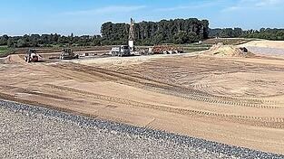 Im Polder Natternberg/Fischerdorf laufen derzeit die Vorarbeiten, bevor im Herbst der Bau des neuen Schöpfwerks Natternberg II beginnt. Im Polder Natternberg/Fischerdorf laufen derzeit die Vorarbeiten, bevor im Herbst der Bau des neuen Schöpfwerks Natternberg II beginnt.
