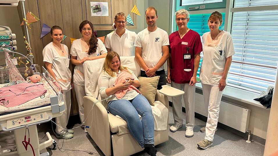 Chefarzt Matthias Keller spricht von einem kleinen Wunder. Inzwischen gehe es dem Kind ausgezeichnet, das Gewicht habe sich mehr als vervierfacht. Chefarzt Matthias Keller spricht von einem kleinen Wunder. Inzwischen gehe es dem Kind ausgezeichnet, das Gewicht habe sich mehr als vervierfacht.