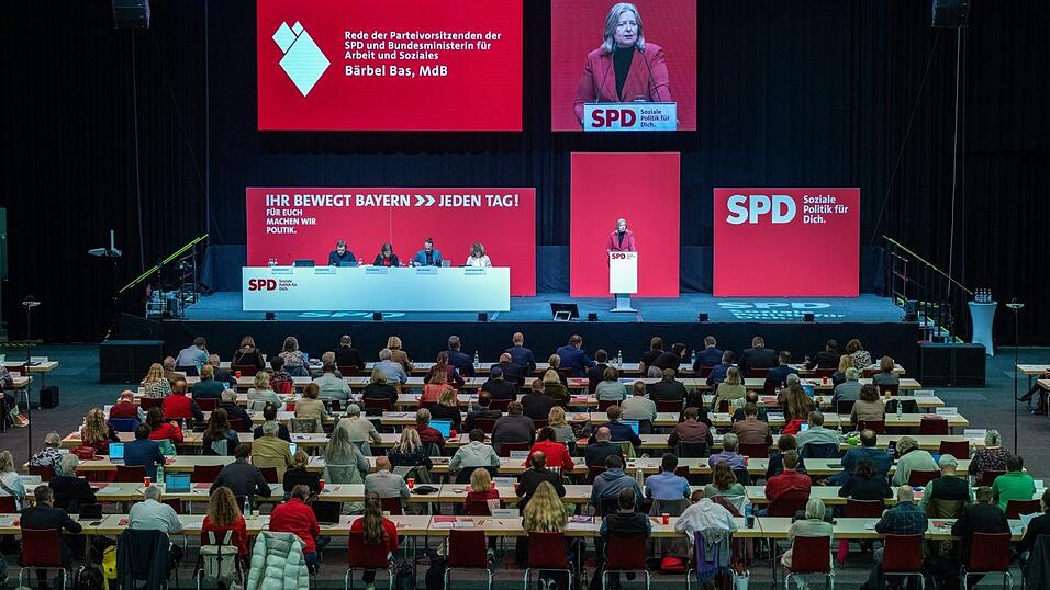 Bärbel Bas, Bundesministerin für Arbeit und Soziales und Co-Parteivorsitzende der SPD, spricht beim Landesparteitag der SPD in Bayern zu den Delegierten.