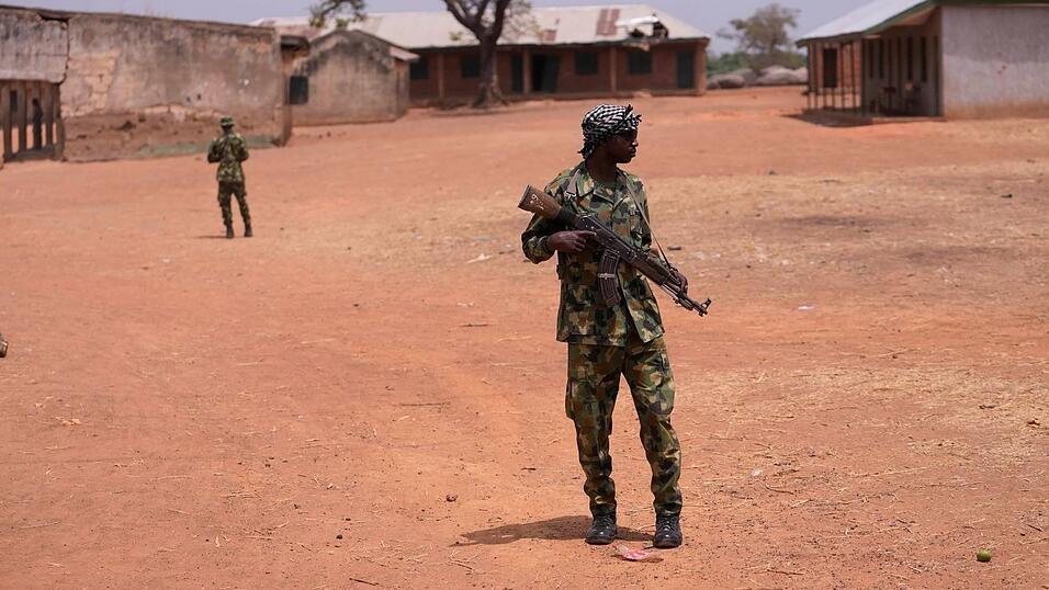 Sowohl kriminelle Banden als auch Terrormilizen entführen immer wieder Schulkinder in Nigeria. (Archivbild)