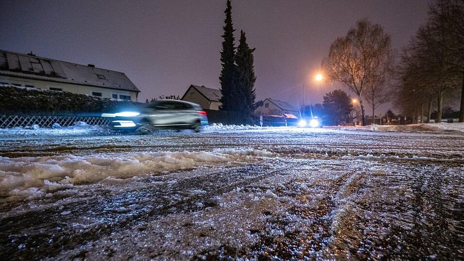 Vielerorts waren die Stra&szlig;en in Bayern von einer Eisschicht &uuml;berzogen.