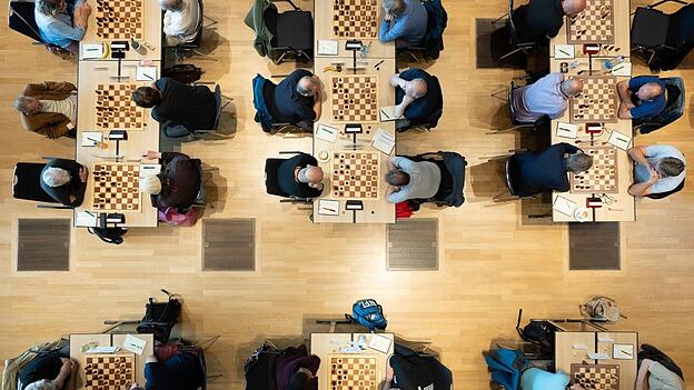 Zahlreiche Teilnehmer spielen im Rahmen des Deutschen Schachgipfels 2026 im Congress Center Dresden Schach.