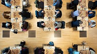Zahlreiche Teilnehmer spielen im Rahmen des Deutschen Schachgipfels 2026 im Congress Center Dresden Schach. Zahlreiche Teilnehmer spielen im Rahmen des Deutschen Schachgipfels 2026 im Congress Center Dresden Schach.